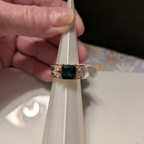 Elegant Green Stone Women's Ring - Picture 1 of 4